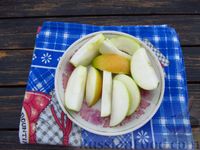 Фото приготовления рецепта: Куриные бёдрышки, запечённые с тыквой и яблоками - шаг №7