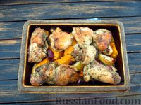 Фото приготовления рецепта: Куриные бёдрышки, запечённые с тыквой и яблоками - шаг №14