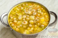 Фото приготовления рецепта: Суп с цветной капустой, шампиньонами и плавленым сыром - шаг №12