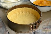 Фото приготовления рецепта: Песочный пирог с творогом, тыквой и яблоком - шаг №11