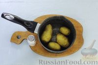 Фото приготовления рецепта: Картофельный салат с квашеной капустой, маринованными огурцами и луком - шаг №2
