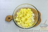 Фото приготовления рецепта: Картофельный салат с квашеной капустой, маринованными огурцами и луком - шаг №6
