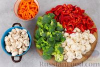 Фото приготовления рецепта: Брокколи, маринованная с цветной капустой, сладким перцем и шампиньонами - шаг №4