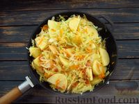 Фото приготовления рецепта: Овощное рагу с капустой и картофелем - шаг №10