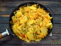 Фото приготовления рецепта: Овощное рагу с капустой и картофелем - шаг №14