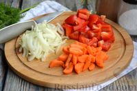 Фото приготовления рецепта: Куриное филе, тушенное с цветной капустой и помидорами - шаг №5