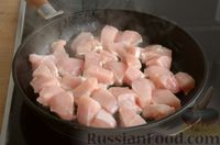 Фото приготовления рецепта: Куриное филе, тушенное с цветной капустой и помидорами - шаг №3