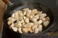 Фото приготовления рецепта: Куриное филе, тушенное с цветной капустой и помидорами - шаг №4