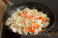 Фото приготовления рецепта: Куриное филе, тушенное с цветной капустой и помидорами - шаг №6