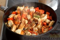 Фото приготовления рецепта: Куриное филе, тушенное с цветной капустой и помидорами - шаг №8