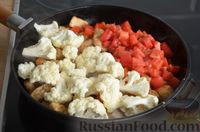 Фото приготовления рецепта: Куриное филе, тушенное с цветной капустой и помидорами - шаг №10