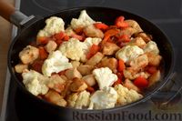 Фото приготовления рецепта: Куриное филе, тушенное с цветной капустой и помидорами - шаг №11
