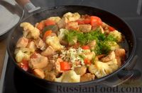 Фото приготовления рецепта: Куриное филе, тушенное с цветной капустой и помидорами - шаг №12