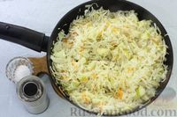 Фото приготовления рецепта: Утка с квашеной капустой и яблоками (в духовке) - шаг №8