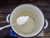 Фото приготовления рецепта: Капуста, маринованная с хреном и мёдом - шаг №2