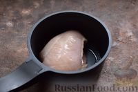 Фото приготовления рецепта: Салат с курицей, капустой, клюквой и грецкими орехами - шаг №2