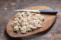 Фото приготовления рецепта: Салат с курицей, капустой, клюквой и грецкими орехами - шаг №3