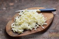 Фото приготовления рецепта: Салат с курицей, капустой, клюквой и грецкими орехами - шаг №4