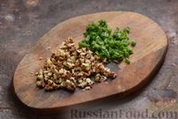 Фото приготовления рецепта: Салат с курицей, капустой, клюквой и грецкими орехами - шаг №5