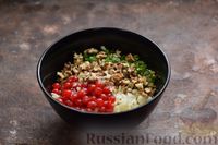 Фото приготовления рецепта: Салат с курицей, капустой, клюквой и грецкими орехами - шаг №6