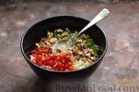 Фото приготовления рецепта: Салат с курицей, капустой, клюквой и грецкими орехами - шаг №8
