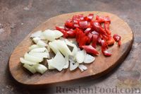 Фото приготовления рецепта: Рис с овощами и мясными колбасками (на сковороде) - шаг №2