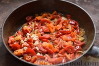 Фото приготовления рецепта: Рис с овощами и мясными колбасками (на сковороде) - шаг №4