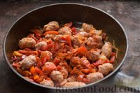 Фото приготовления рецепта: Рис с овощами и мясными колбасками (на сковороде) - шаг №7