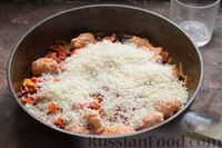 Фото приготовления рецепта: Рис с овощами и мясными колбасками (на сковороде) - шаг №8