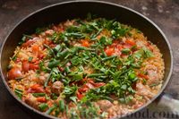 Фото приготовления рецепта: Рис с овощами и мясными колбасками (на сковороде) - шаг №10