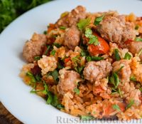 Фото приготовления рецепта: Рис с овощами и мясными колбасками (на сковороде) - шаг №11