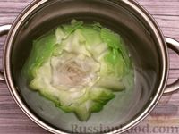 Фото приготовления рецепта: Жареные капустные рулетики с ветчиной и сыром - шаг №3