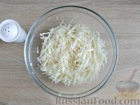 Фото приготовления рецепта: Капустная запеканка с сыром (на сковороде) - шаг №3