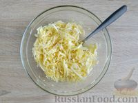 Фото приготовления рецепта: Капустная запеканка с сыром (на сковороде) - шаг №6