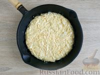 Фото приготовления рецепта: Капустная запеканка с сыром (на сковороде) - шаг №10