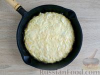 Фото приготовления рецепта: Капустная запеканка с сыром (на сковороде) - шаг №11