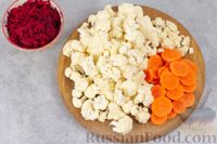 Фото приготовления рецепта: Маринованная цветная капуста со свёклой и морковью - шаг №2