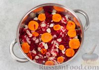 Фото приготовления рецепта: Маринованная цветная капуста со свёклой и морковью - шаг №6