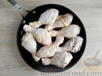 Фото приготовления рецепта: Жареные куриные ножки в кефирном льезоне и мучной панировке - шаг №9