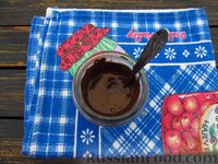 Фото приготовления рецепта: Тыквенно-шоколадный бисквитный рулет с творожным кремом - шаг №15
