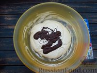 Фото приготовления рецепта: Тыквенно-шоколадный бисквитный рулет с творожным кремом - шаг №16