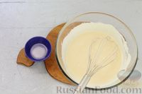 Фото приготовления рецепта: Пирог на сгущённом молоке (без яиц) - шаг №4
