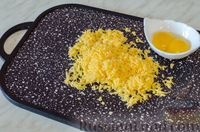 Фото приготовления рецепта: Дрожжевые пирожки с цветной капустой и сыром (в духовке) - шаг №14