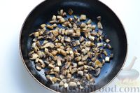 Фото приготовления рецепта: Утка, фаршированная гречкой с грибами и овощами, запечённая в рукаве - шаг №5
