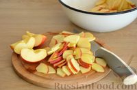 Фото приготовления рецепта: Штрудель на пиве, с яблоками, изюмом и орехами - шаг №4
