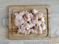 Фото приготовления рецепта: Тушёное куриное филе с цветной капустой и яйцами в молоке - шаг №7