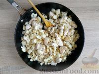 Фото приготовления рецепта: Тушёное куриное филе с цветной капустой и яйцами в молоке - шаг №9