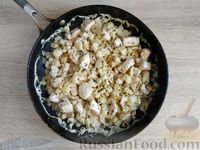 Фото приготовления рецепта: Тушёное куриное филе с цветной капустой и яйцами в молоке - шаг №11