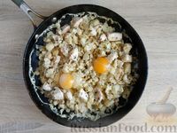 Фото приготовления рецепта: Тушёное куриное филе с цветной капустой и яйцами в молоке - шаг №12