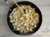 Фото приготовления рецепта: Тушёное куриное филе с цветной капустой и яйцами в молоке - шаг №13